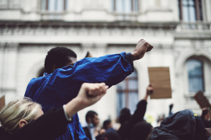 Radiobastides - Initiatives Citoyennes Qui veut la peau des droits de l'homme ?